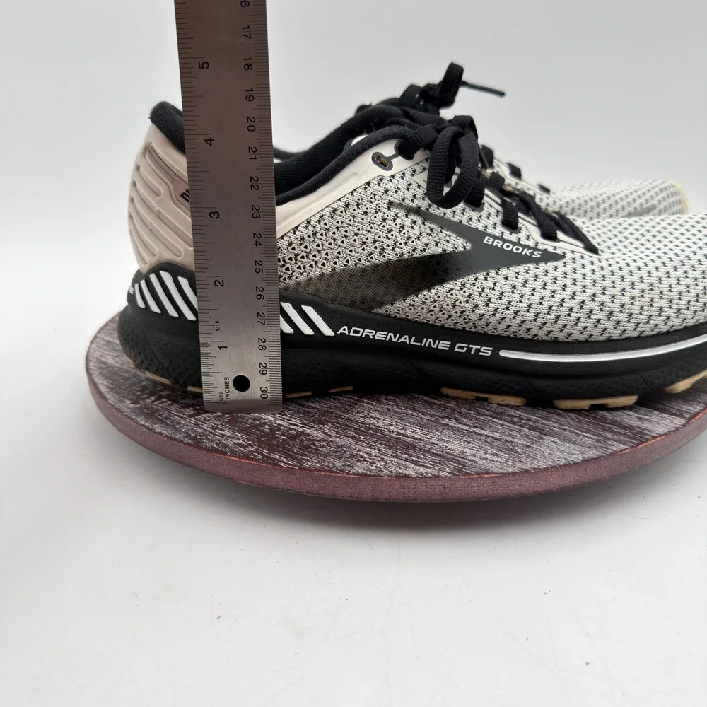 Brooks black white