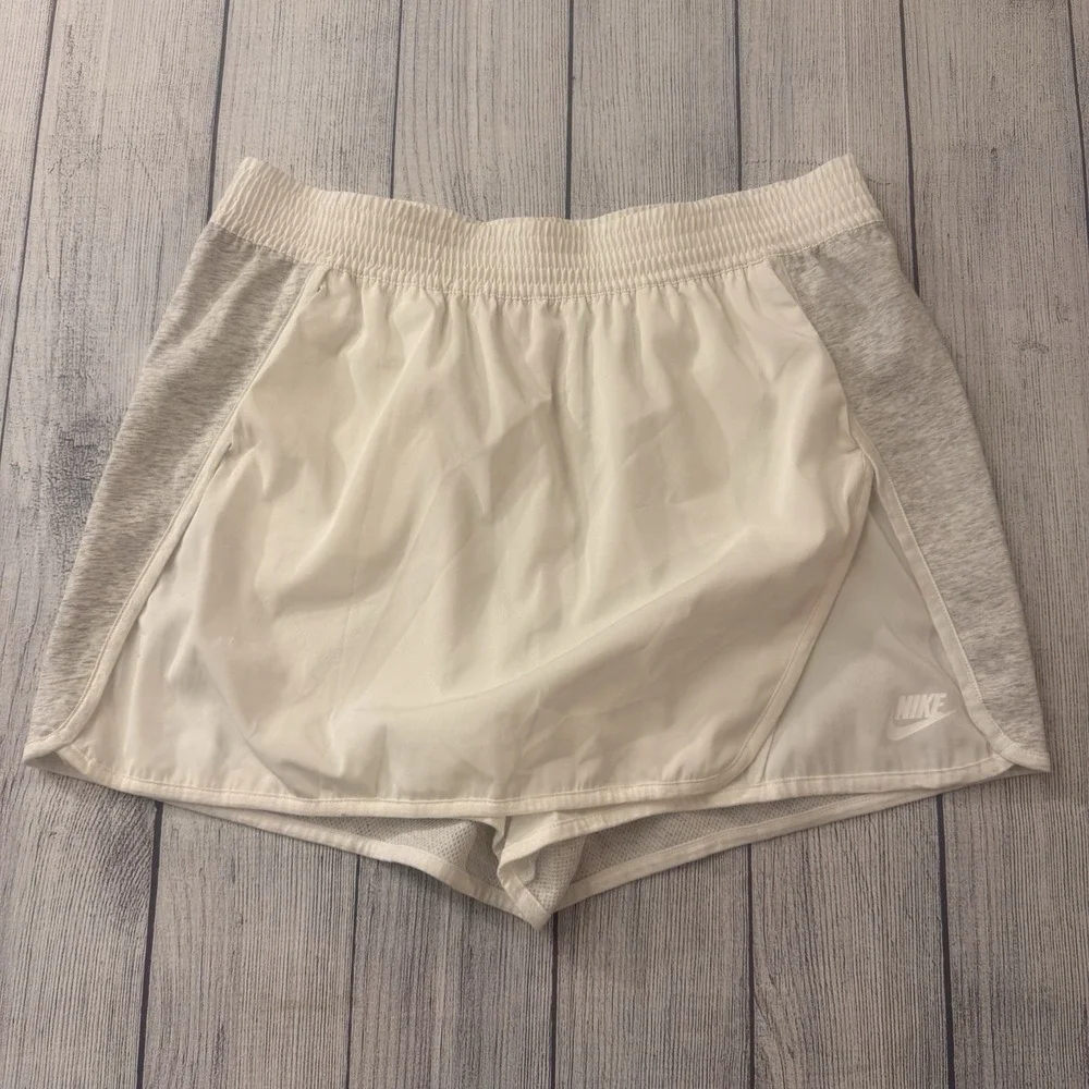 Nike Women's Size Medium Heathered‎ Skort Shorts Birch Heather White Activewear