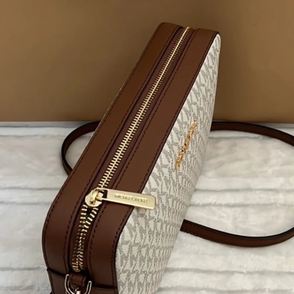 Michael Kors zip essentials clean