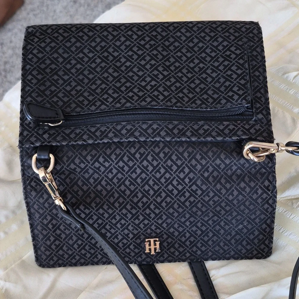 Tommy Hilfiger Signature Logo Black/Taupe Crossbody Wallet Shoulder Bag