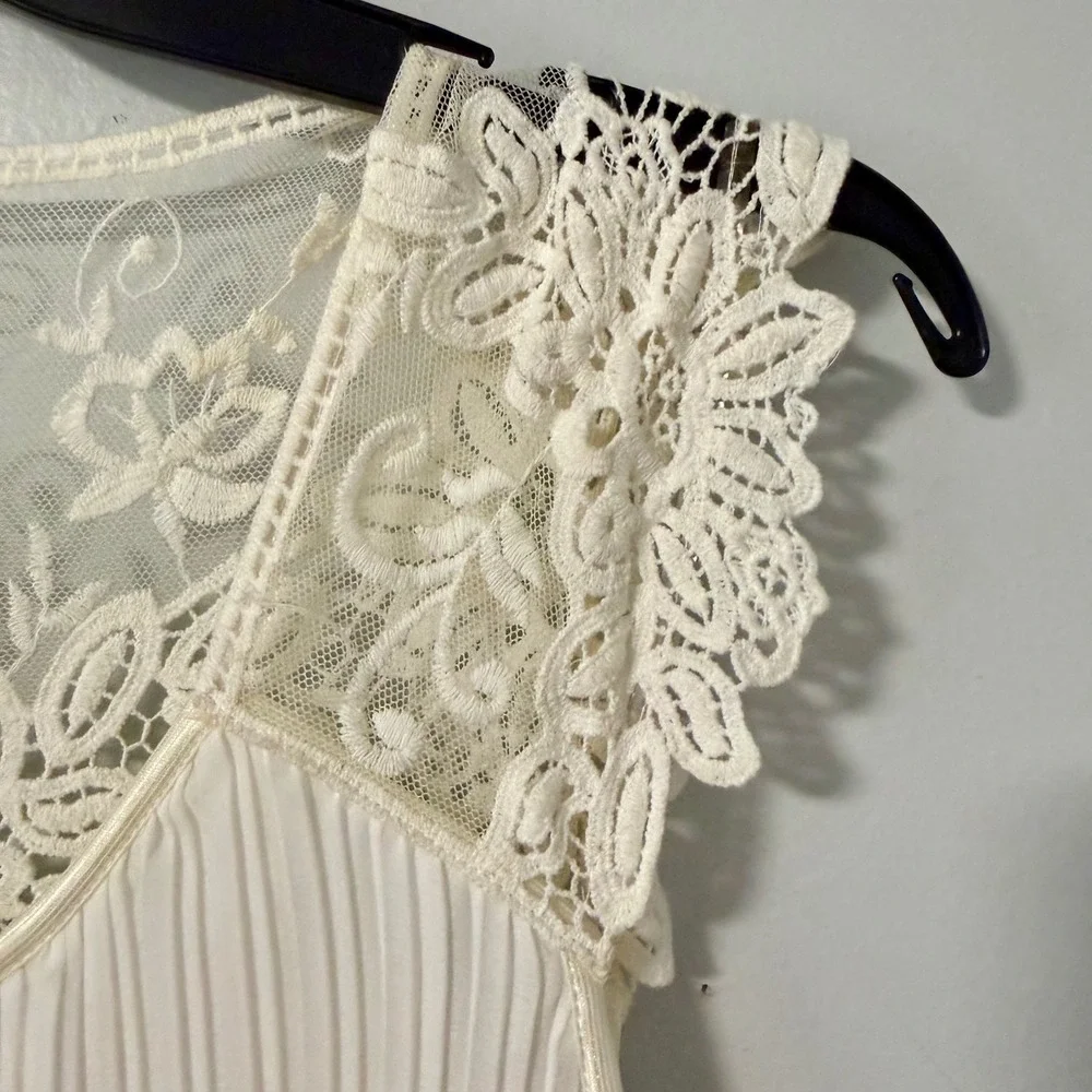 Amanda Lane ivory nylon sleeves