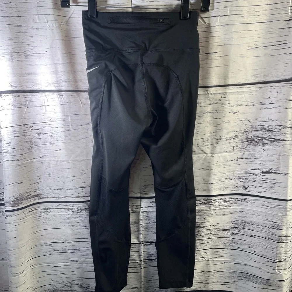 Nike size crop black