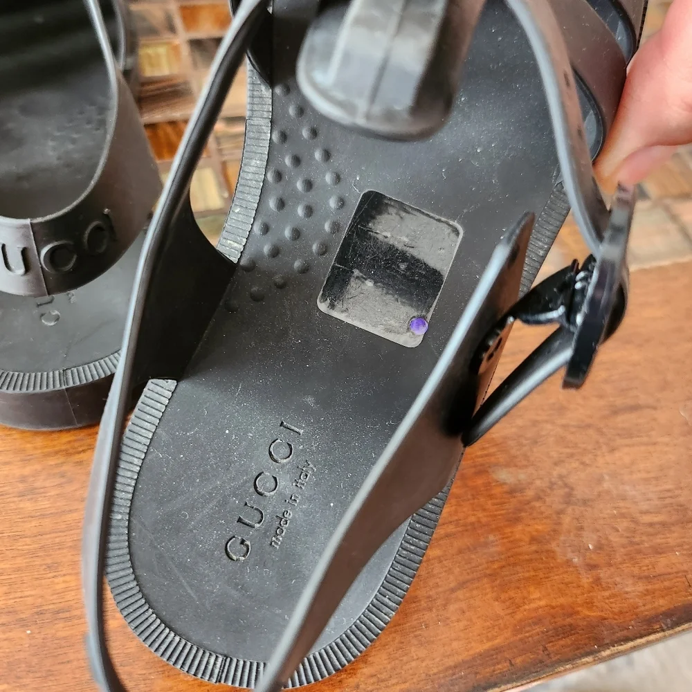 Gucci signature rubber sandals size 28