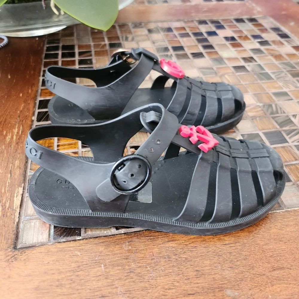 Gucci signature rubber sandals size 28