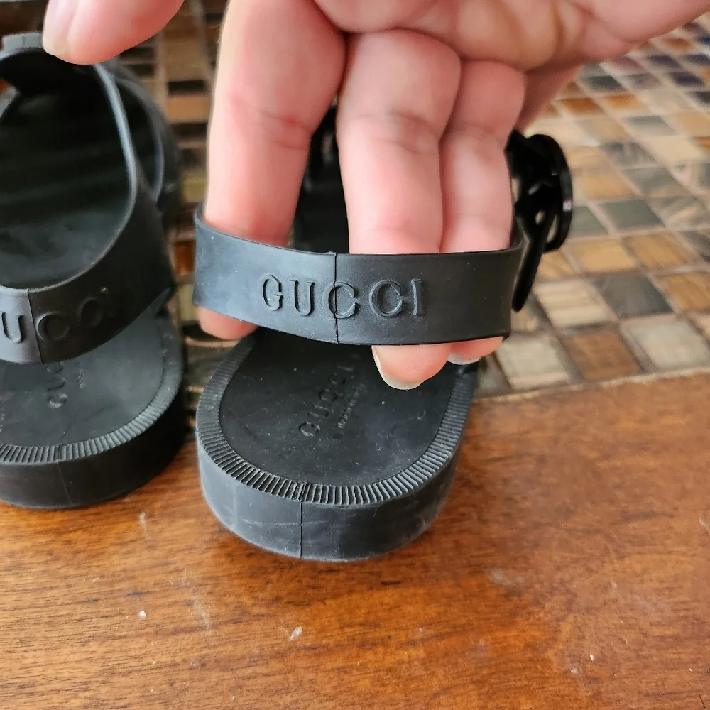 Gucci signature rubber sandals size 28