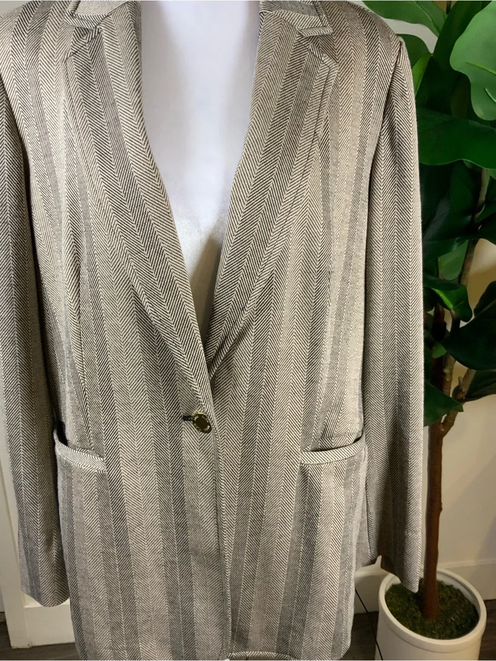 Anne Klein pockets subtle notch