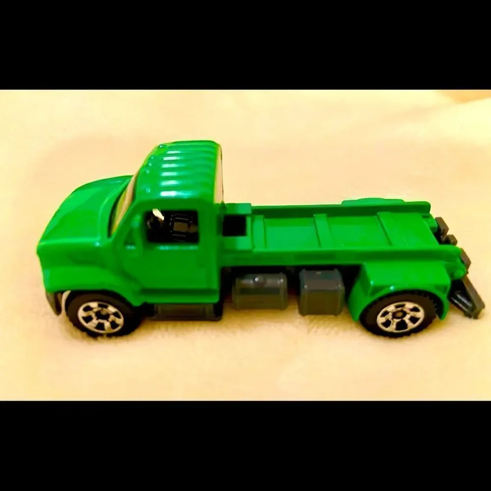 Matchbox MB695 2006 Green Utility Truck Die Cast.