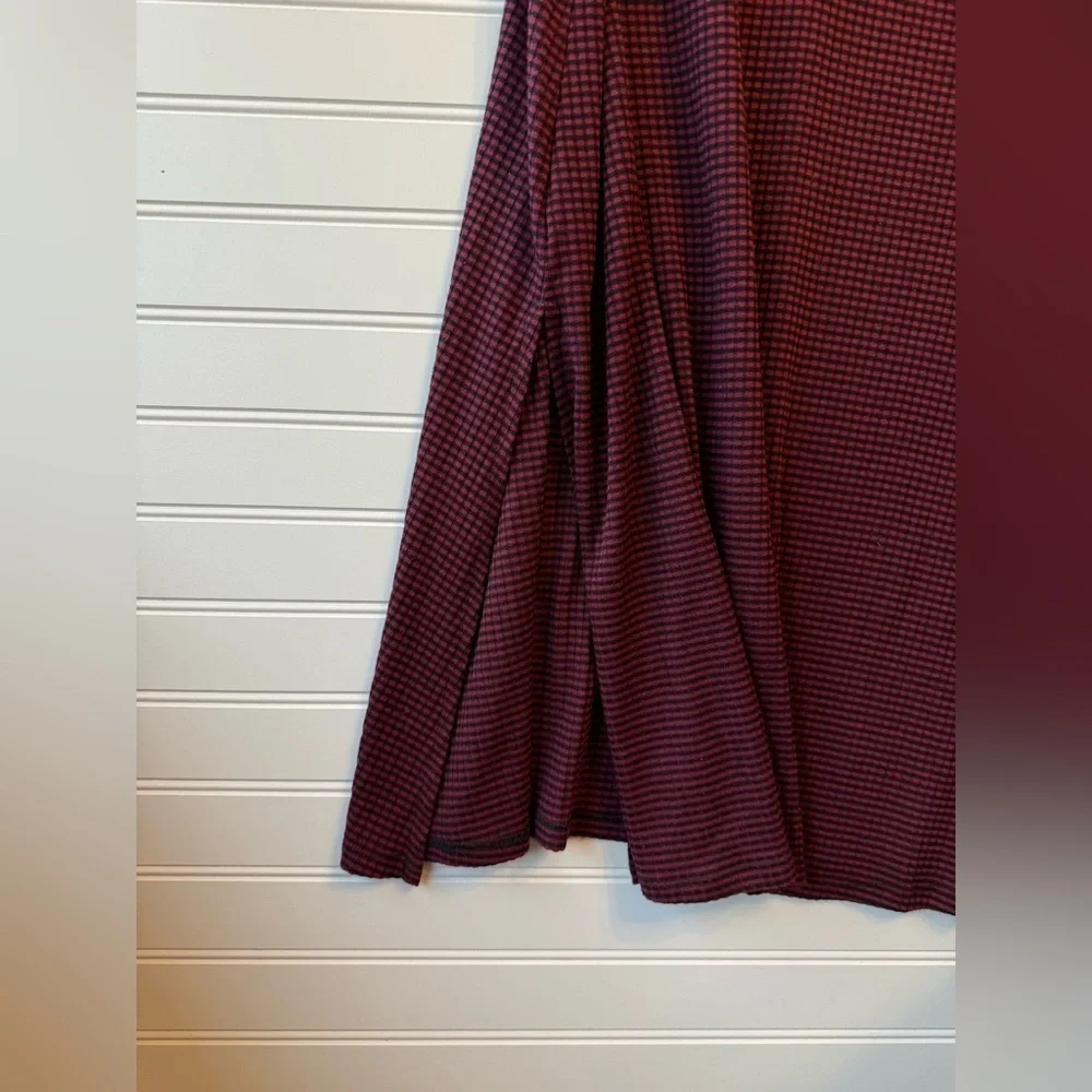Eye Candy sleeveless tunic. Maroon & Black. Size Large