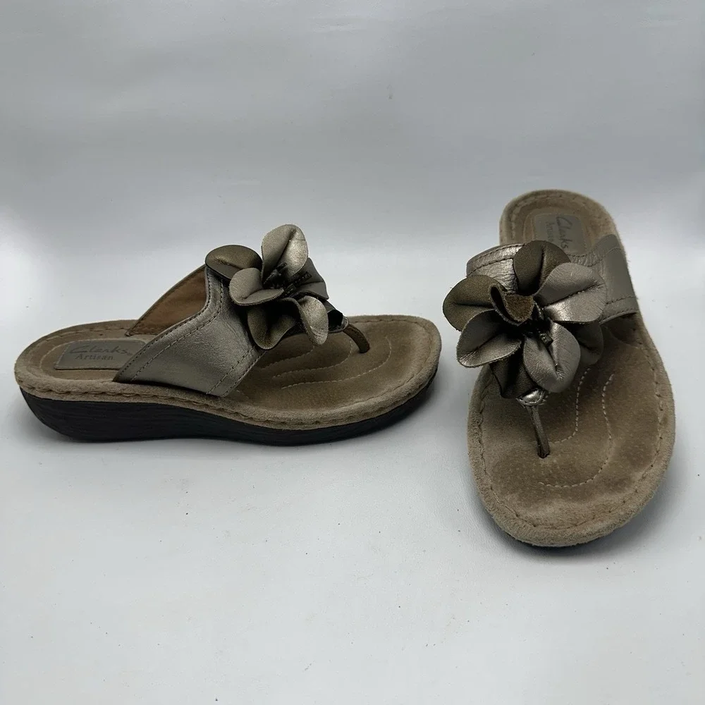 Clarks‎ Artisan Women 7.5 M Metallic Bronze Leather Flower Thong Wedge Sandal