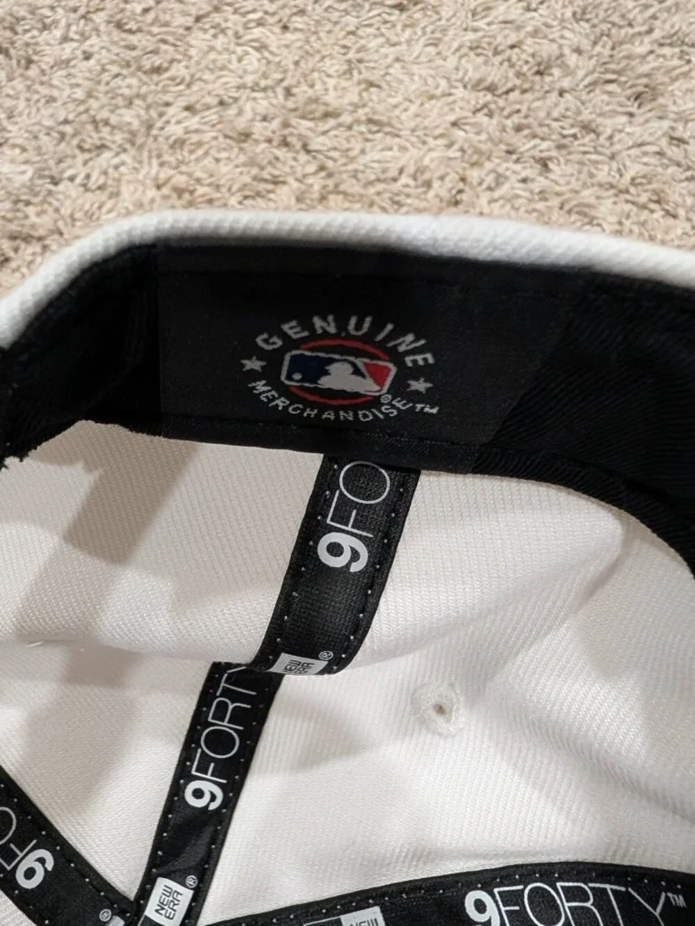 New Era signs los