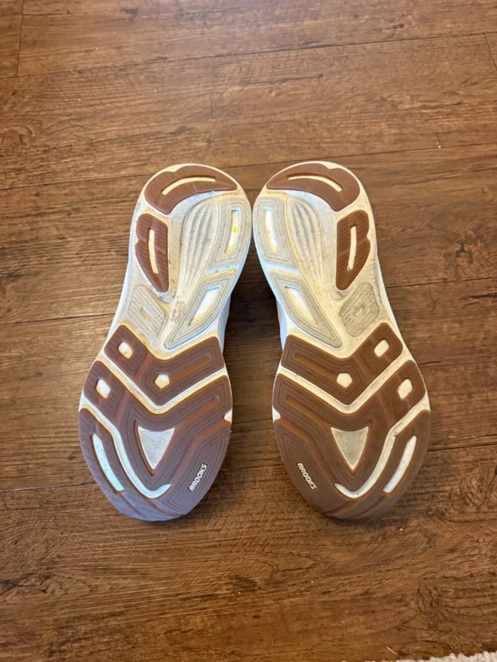 Brooks revel running