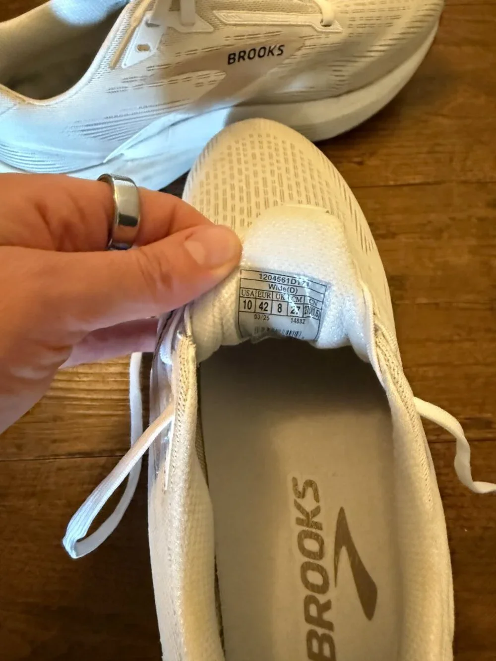 Brooks revel running