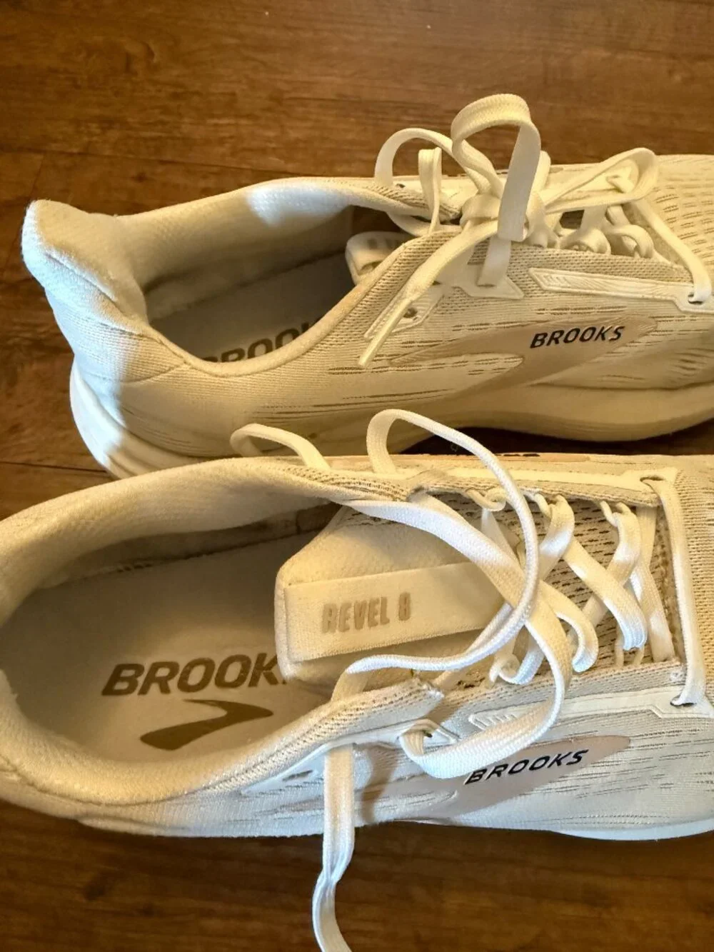 Brooks revel running