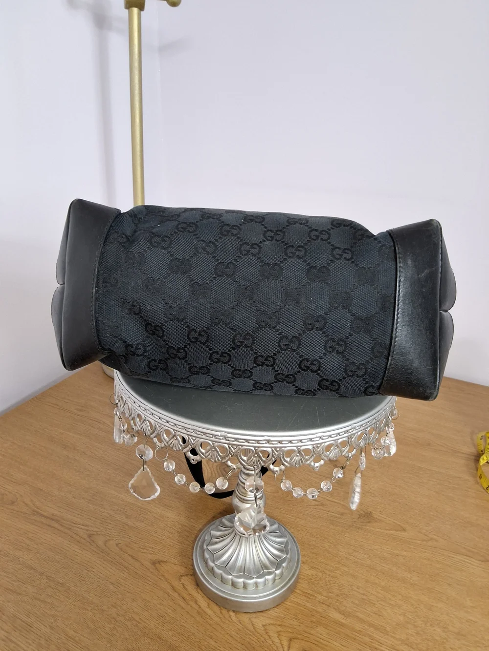 Gucci minnor exudes black