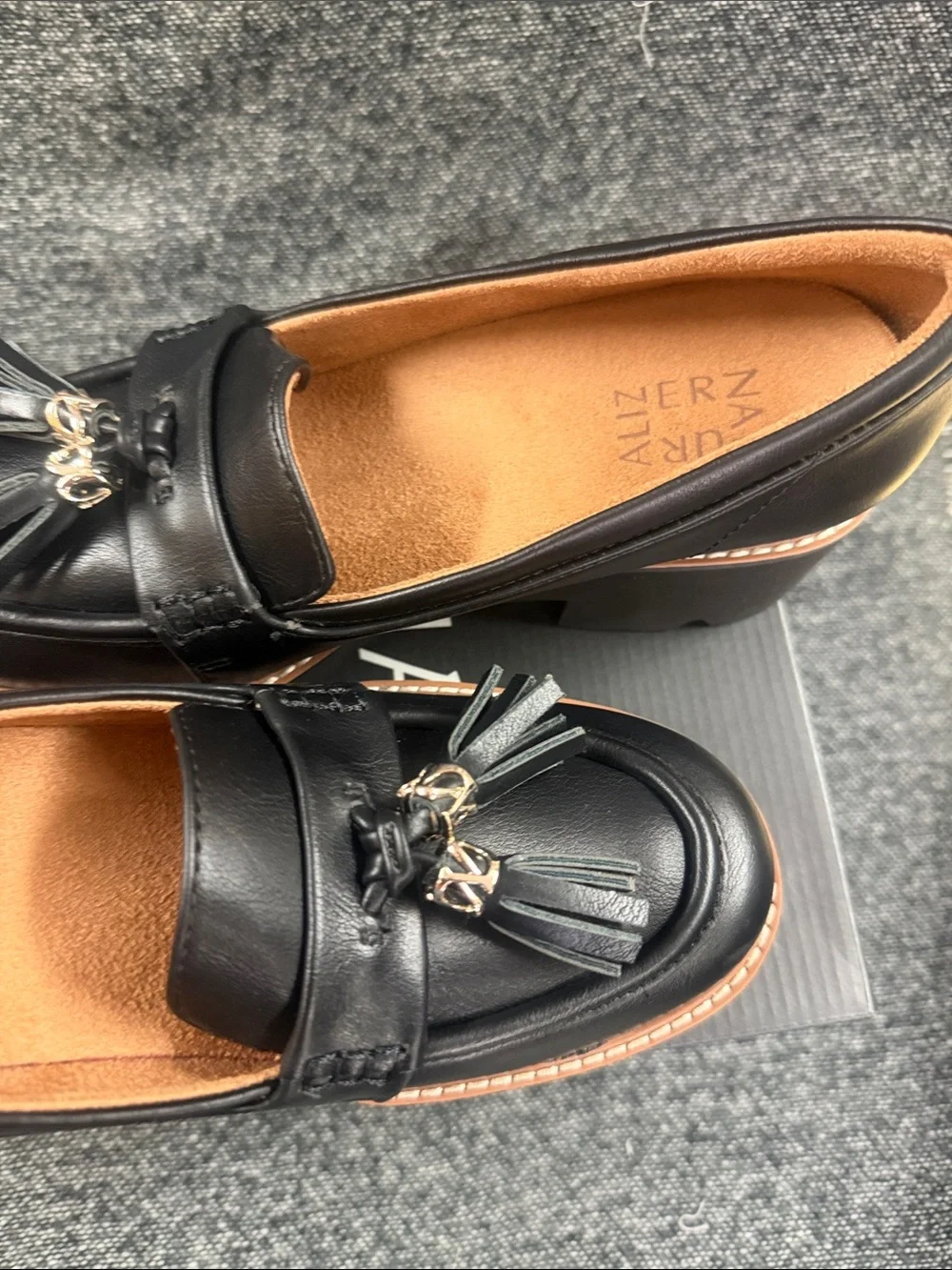 Naturalizer tasseled cushioned interior
