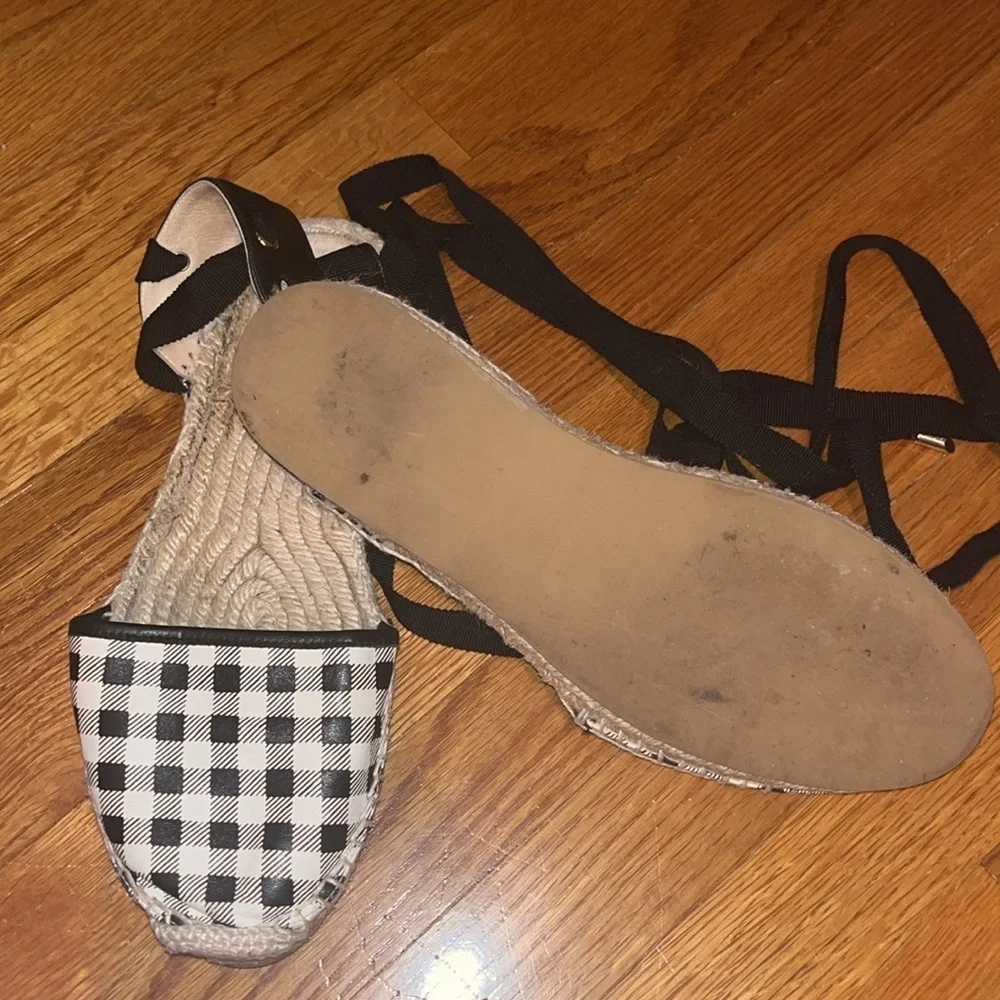 Club Monaco great flats