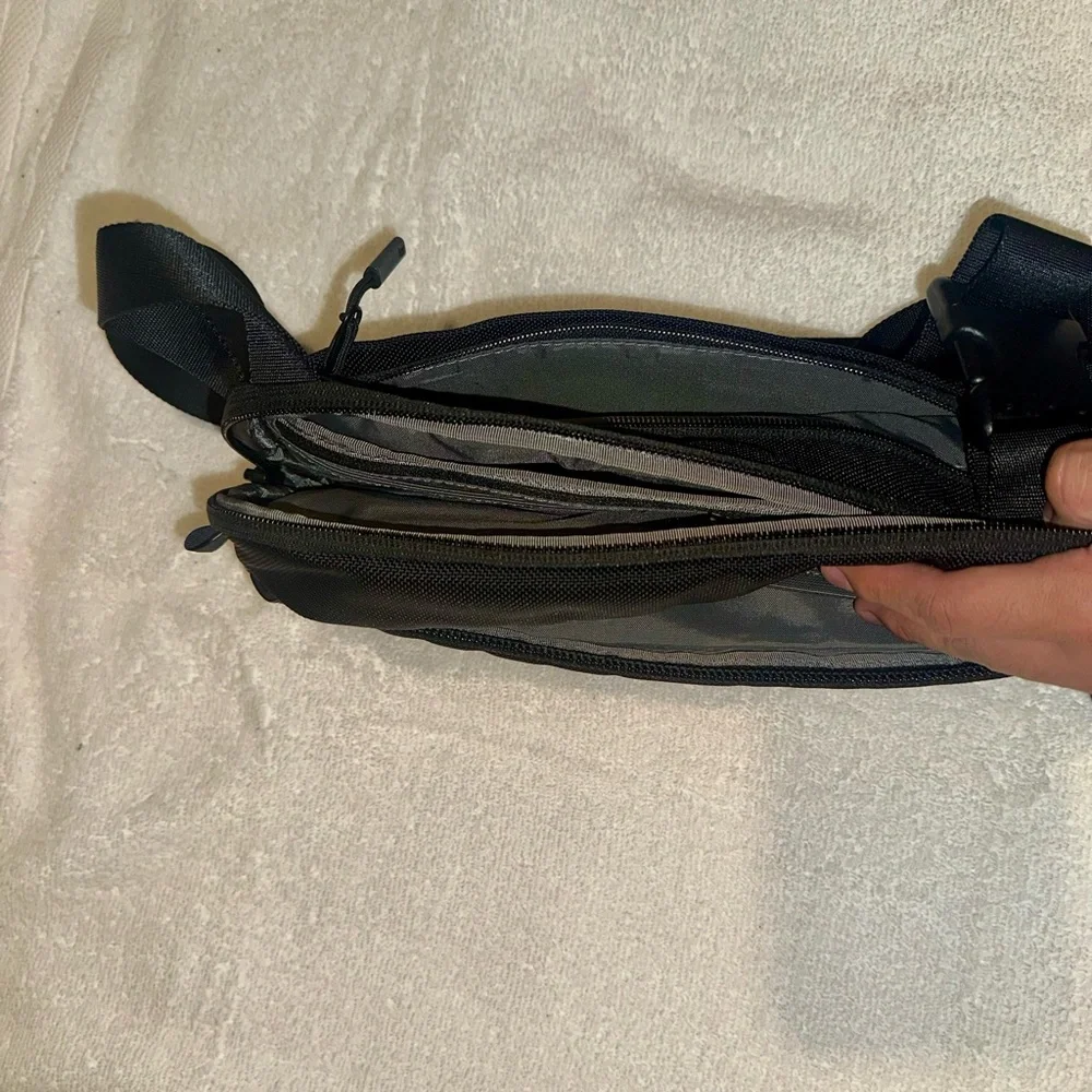 Aer Day Sling 2 Black Crossbody Bag