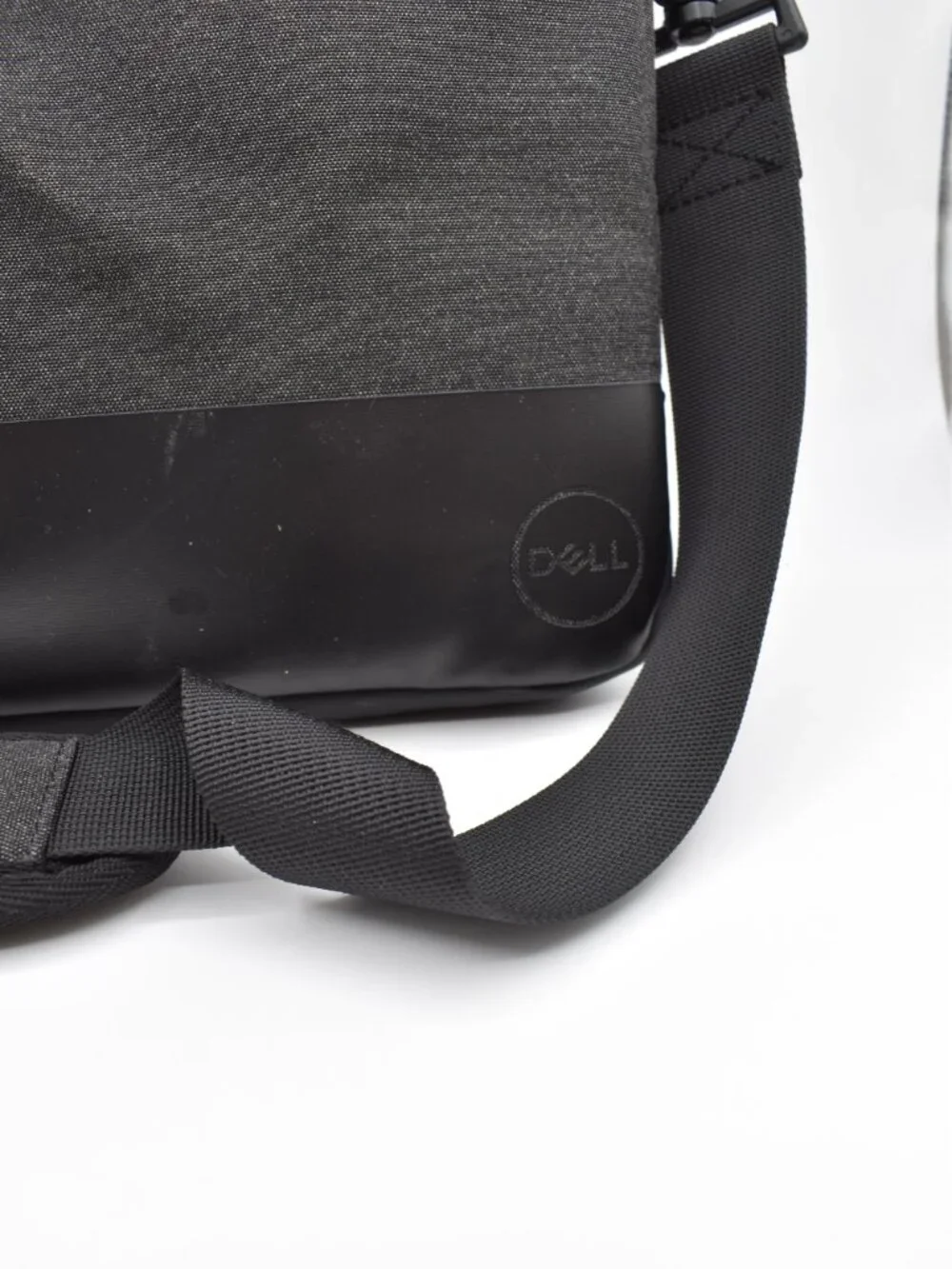 Dell cables featuring shoulder