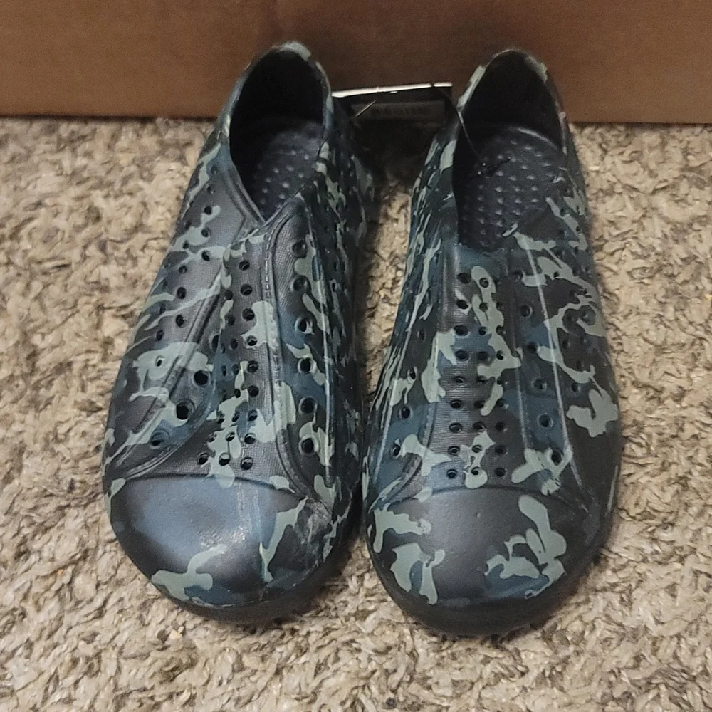 REVO TODDLER CAMO WATER SHOES/SNEAKERS: GREEN/BLACK CAMO: NWT: SZ 7/8
