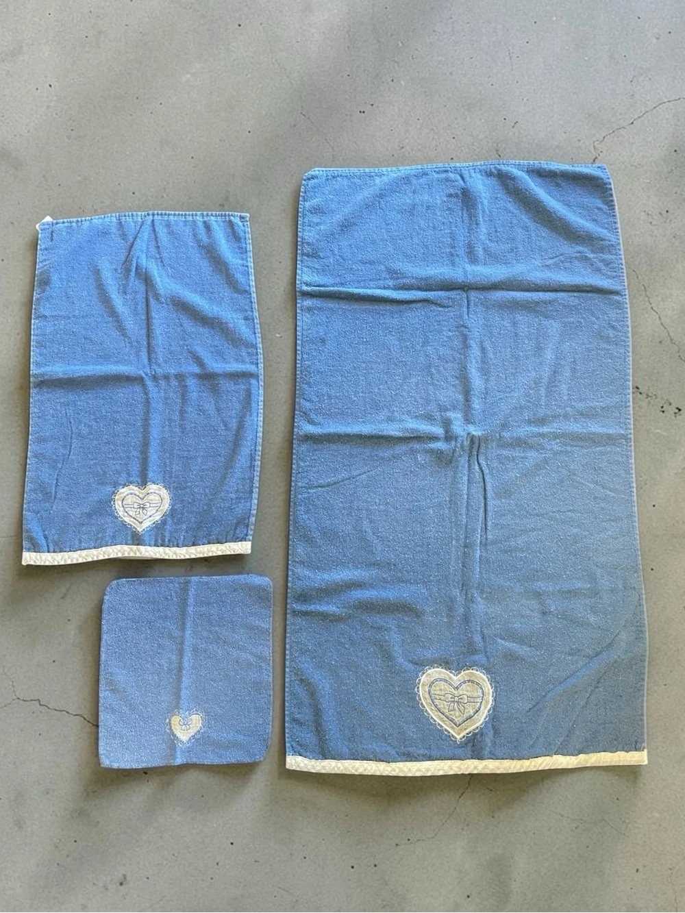 Vintage Cannon 3 Pc Blue Bath Towel Set Heart Bow Appliqué Lace Cottagecore