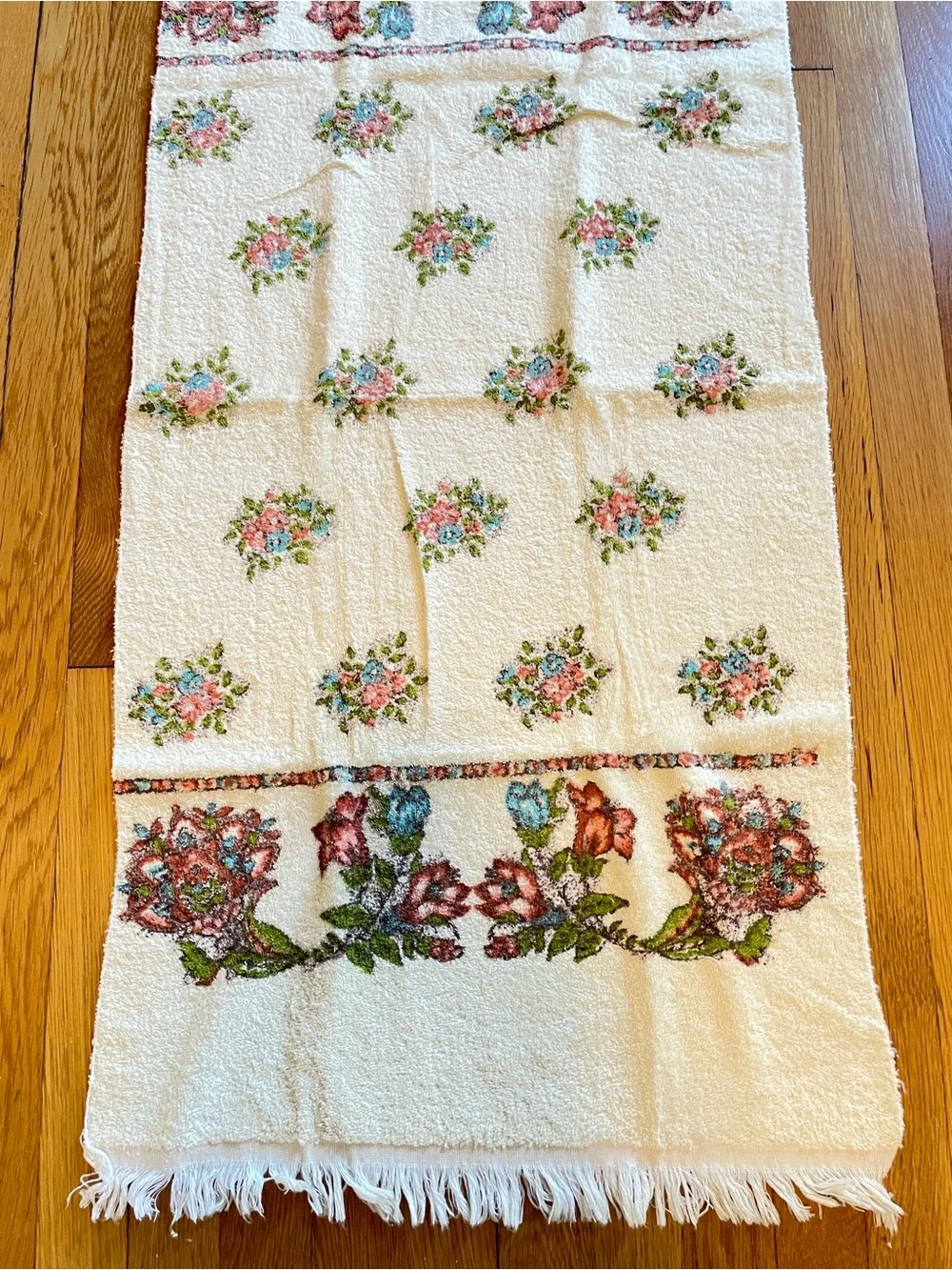 Vintage 1970s Floral Bath Towel Fringed Rose Bouquet Grandmillennial 42x20
