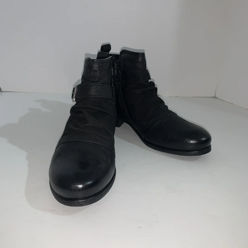 Miz Mooz Boots Womens Size 8.5 Black Leather Suzy Ankle Zip Buckle Booties EU 39