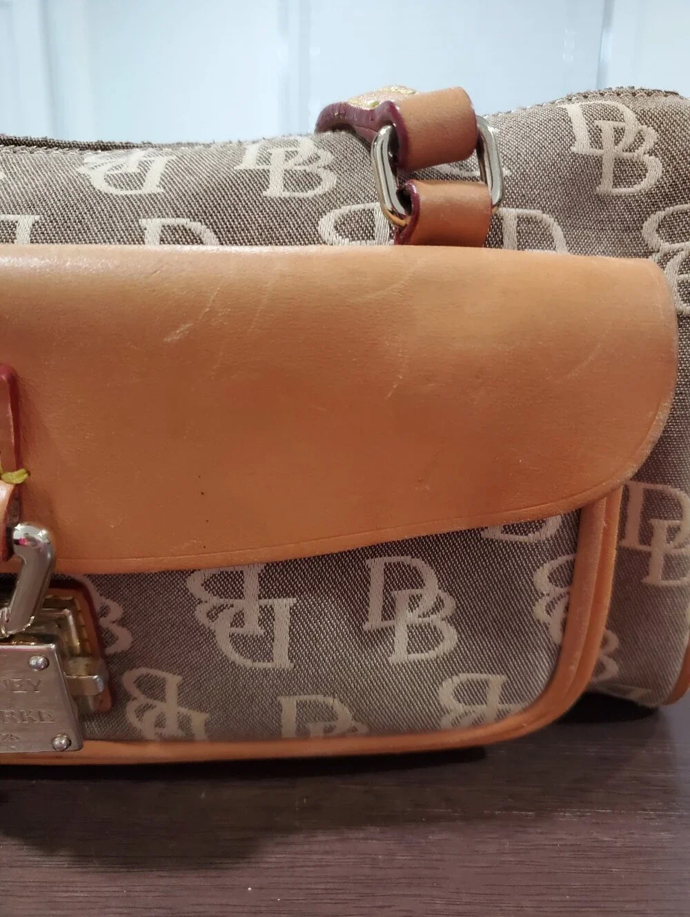 Dooney & Bourke flap canvas logo