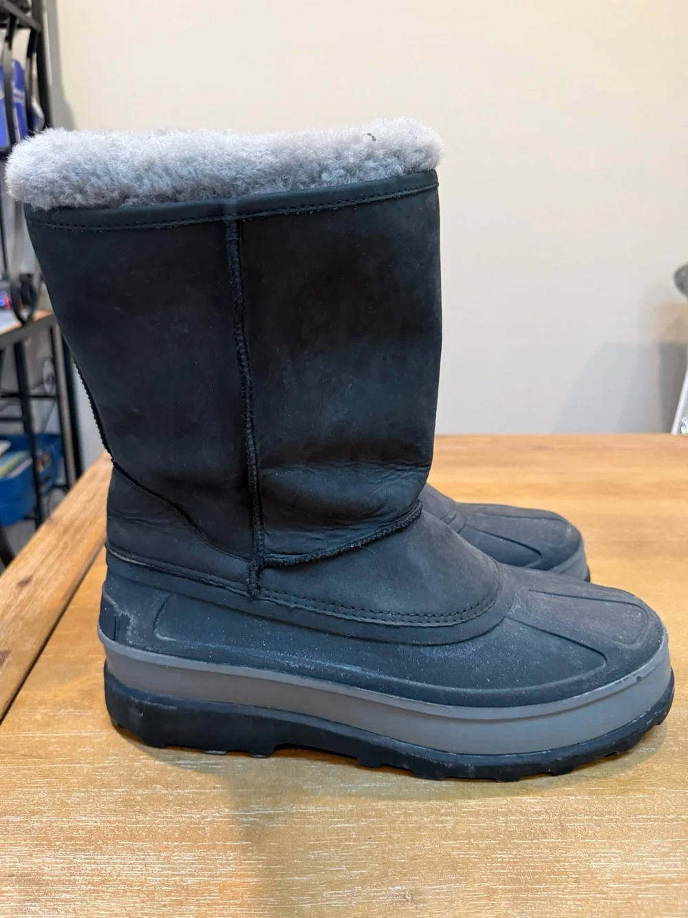 RARE UGG Australia Mns Gray Pueblo Boot Waterproof Leather Rubber Sheepskin Sz13