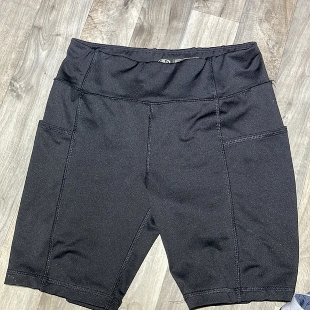 Bundle 3 athletic shorts and 2 athletic tops‎