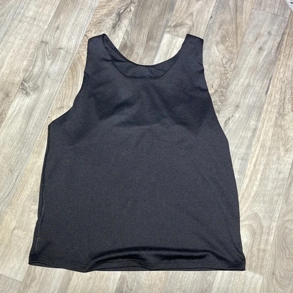 Bundle 3 athletic shorts and 2 athletic tops‎