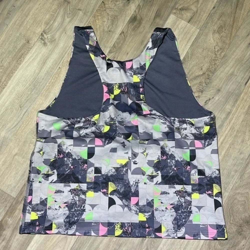 Bundle 3 athletic shorts and 2 athletic tops‎