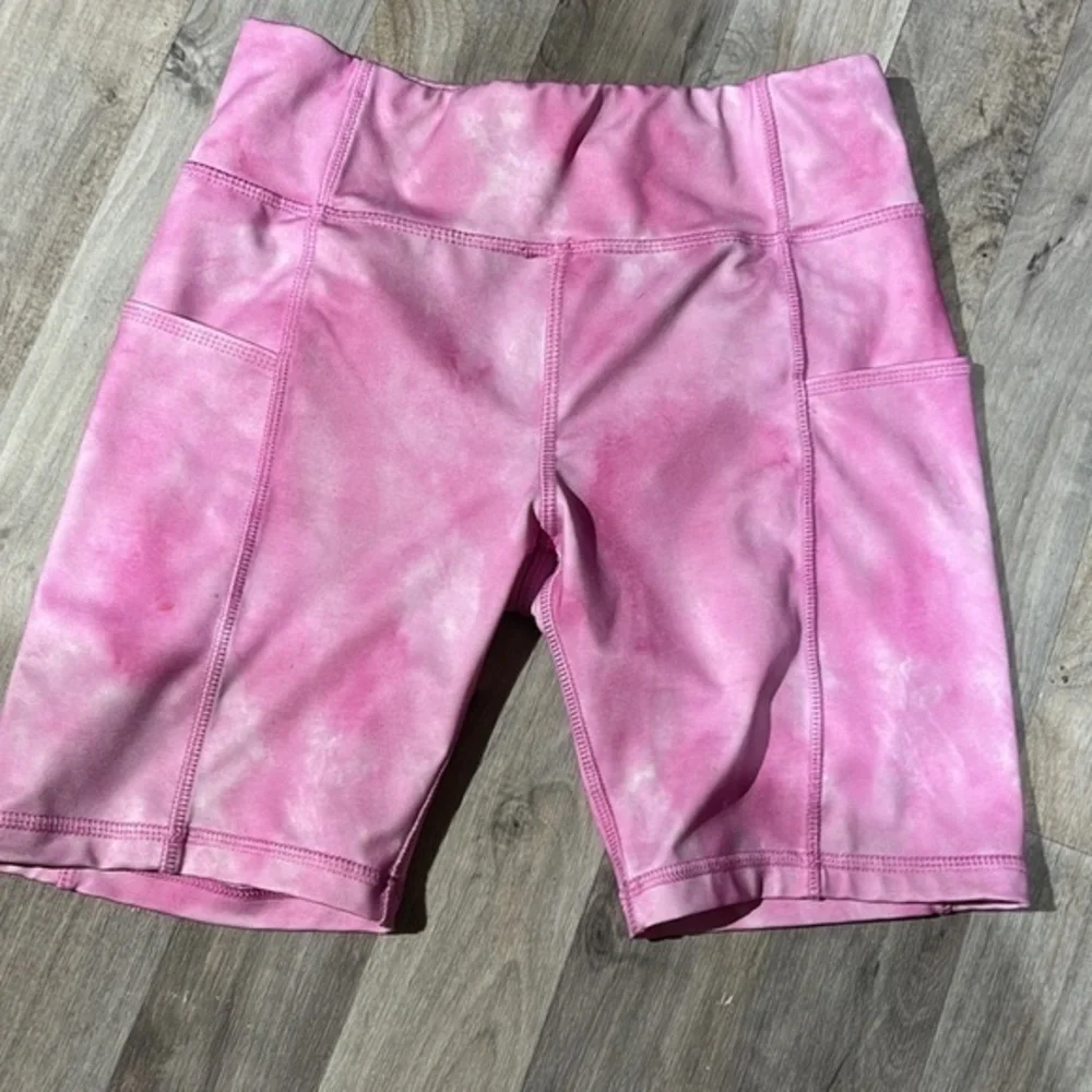Bundle 3 athletic shorts and 2 athletic tops‎