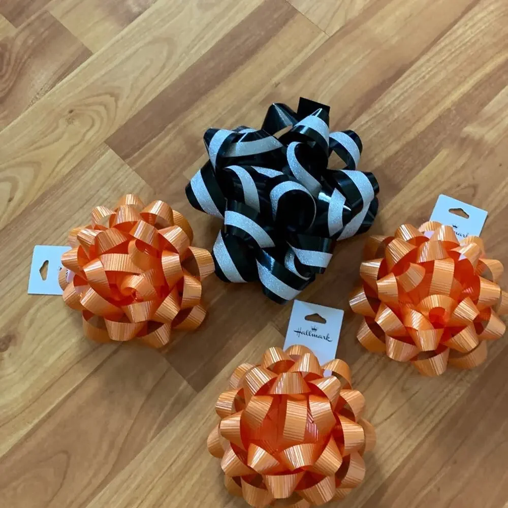 4 Hallmark Bows‎