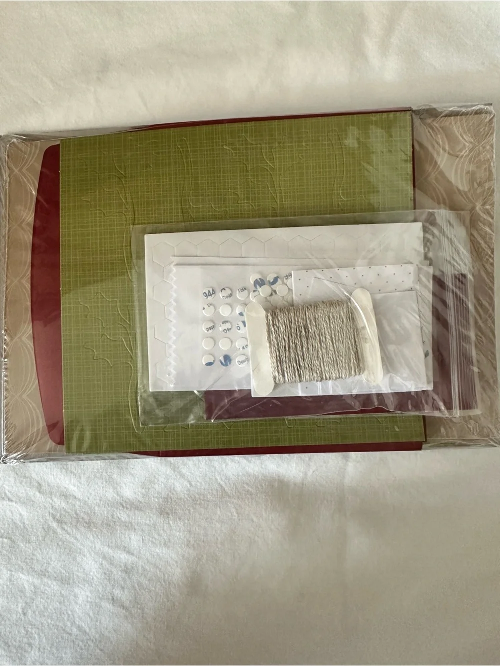 Mistletoe & Holly Holiday Stampin’ Up! Paper Pumpkin Card Kit - Red, Green