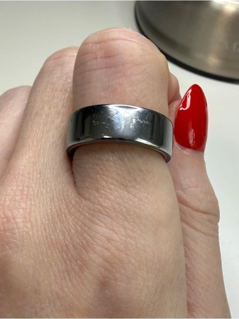 Oura Ring 4 Silver with Smart Ring Charger Dock