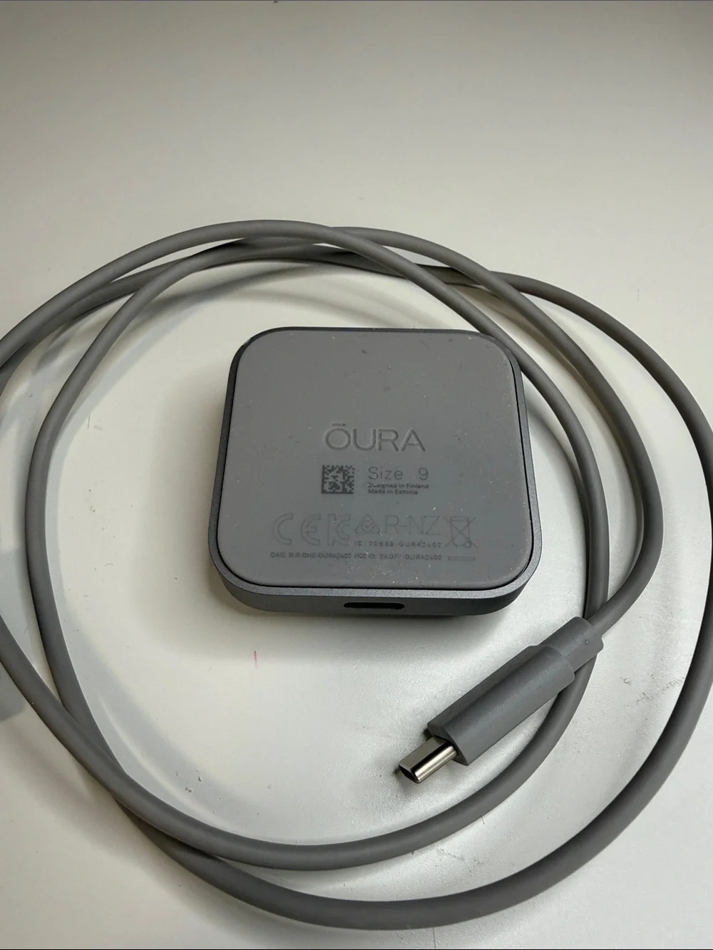 Oura Ring 4 Silver with Smart Ring Charger Dock