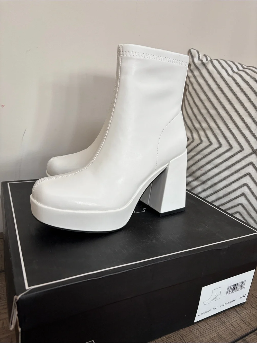 NWT MIA White Ilia Platform Chunky Heel Ankle Boots Size 6