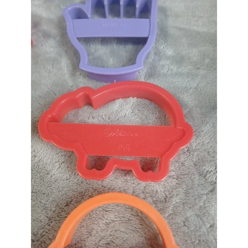 13 Vtg‎ Wilton Cookie Cutters Assorted 1992 Animals Boat Hand Foot Plane READ