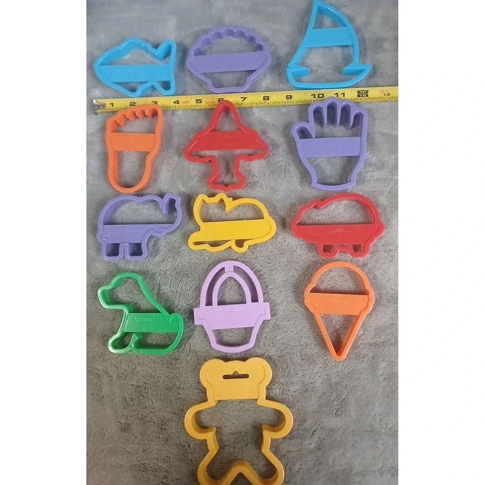 13 Vtg‎ Wilton Cookie Cutters Assorted 1992 Animals Boat Hand Foot Plane READ