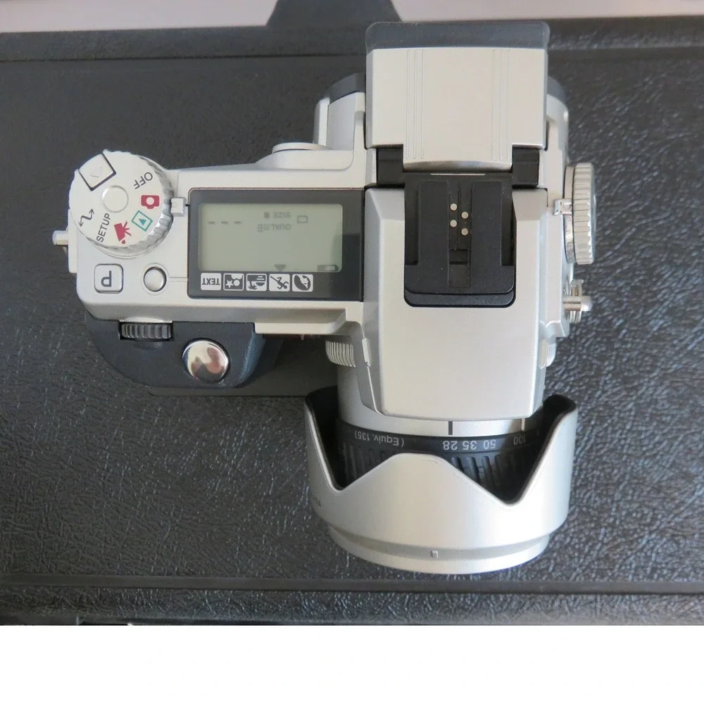 Minolta DiMAGE 7i 5.0MP Digital Camera Kit with 7x Zoom Lens Hard Case Charger