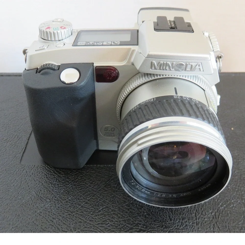 Minolta DiMAGE 7i 5.0MP Digital Camera Kit with 7x Zoom Lens Hard Case Charger