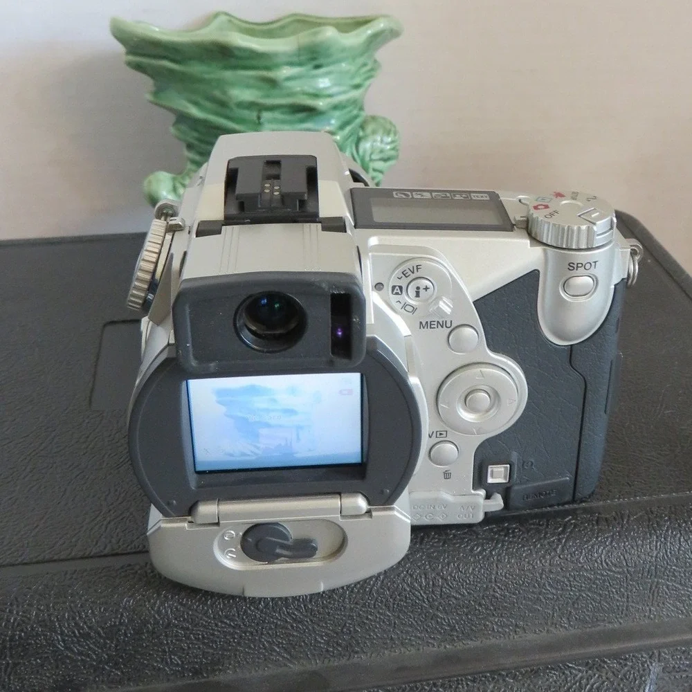 Minolta DiMAGE 7i 5.0MP Digital Camera Kit with 7x Zoom Lens Hard Case Charger