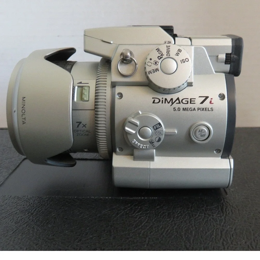 Minolta DiMAGE 7i 5.0MP Digital Camera Kit with 7x Zoom Lens Hard Case Charger