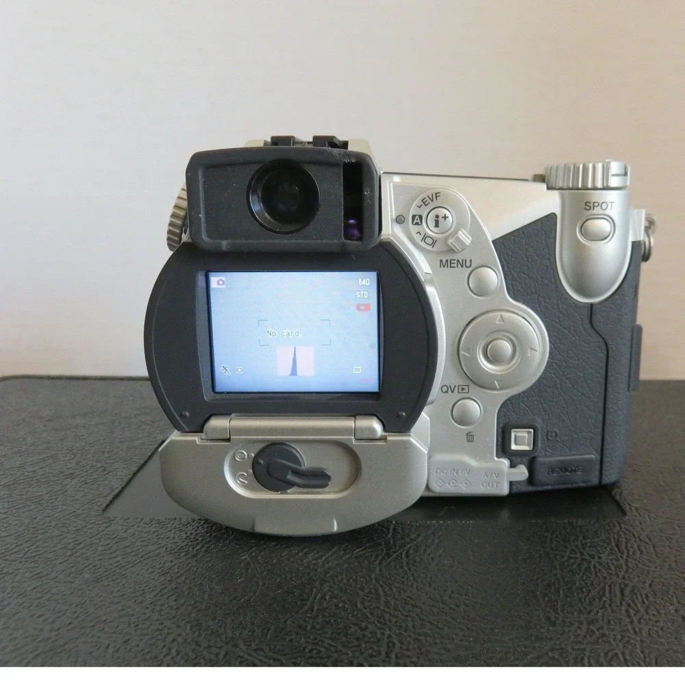 Minolta DiMAGE 7i 5.0MP Digital Camera Kit with 7x Zoom Lens Hard Case Charger