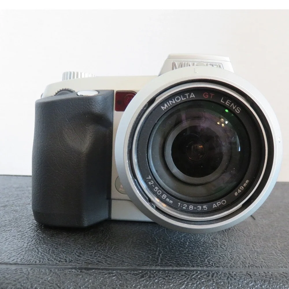 Minolta DiMAGE 7i 5.0MP Digital Camera Kit with 7x Zoom Lens Hard Case Charger
