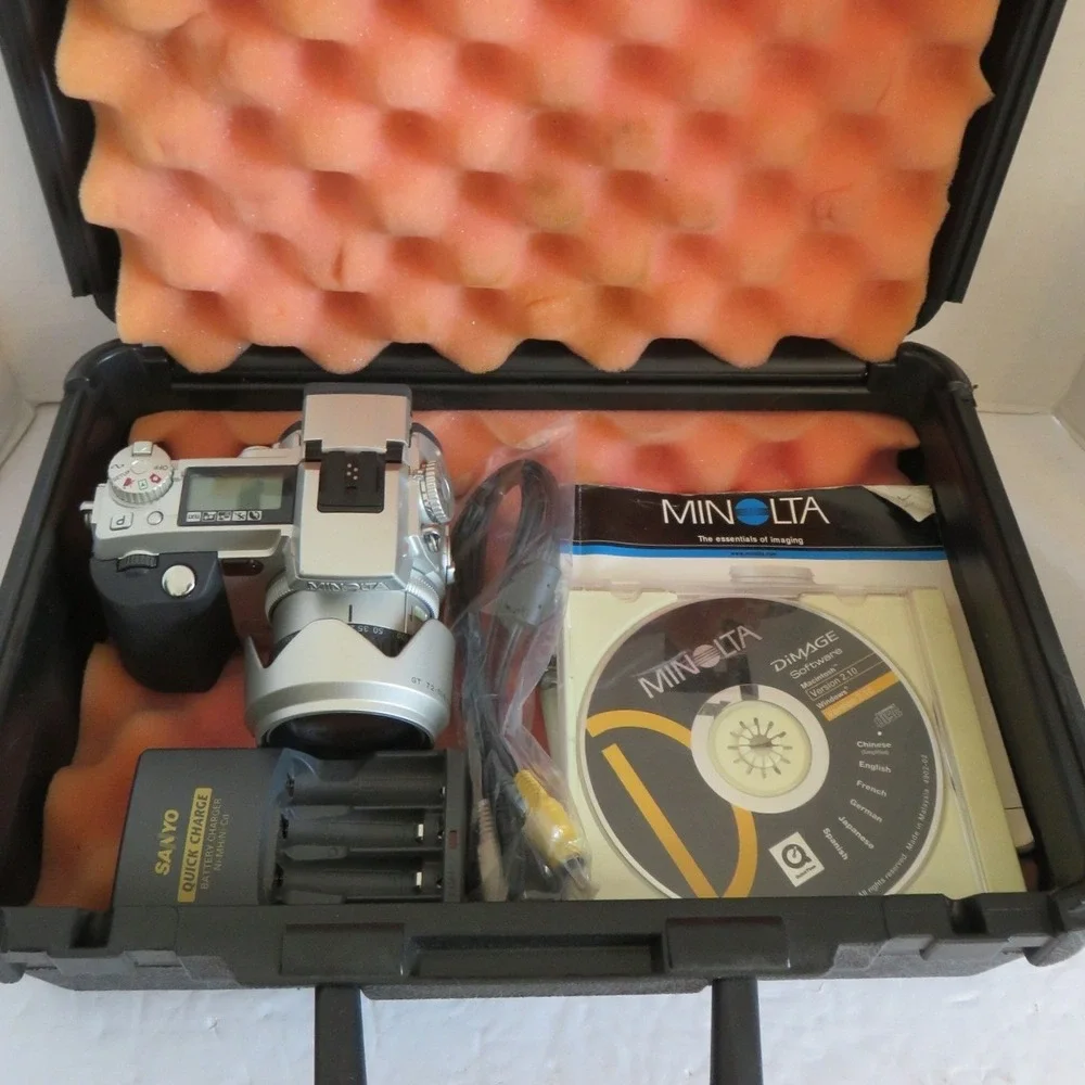 Minolta DiMAGE 7i 5.0MP Digital Camera Kit with 7x Zoom Lens Hard Case Charger