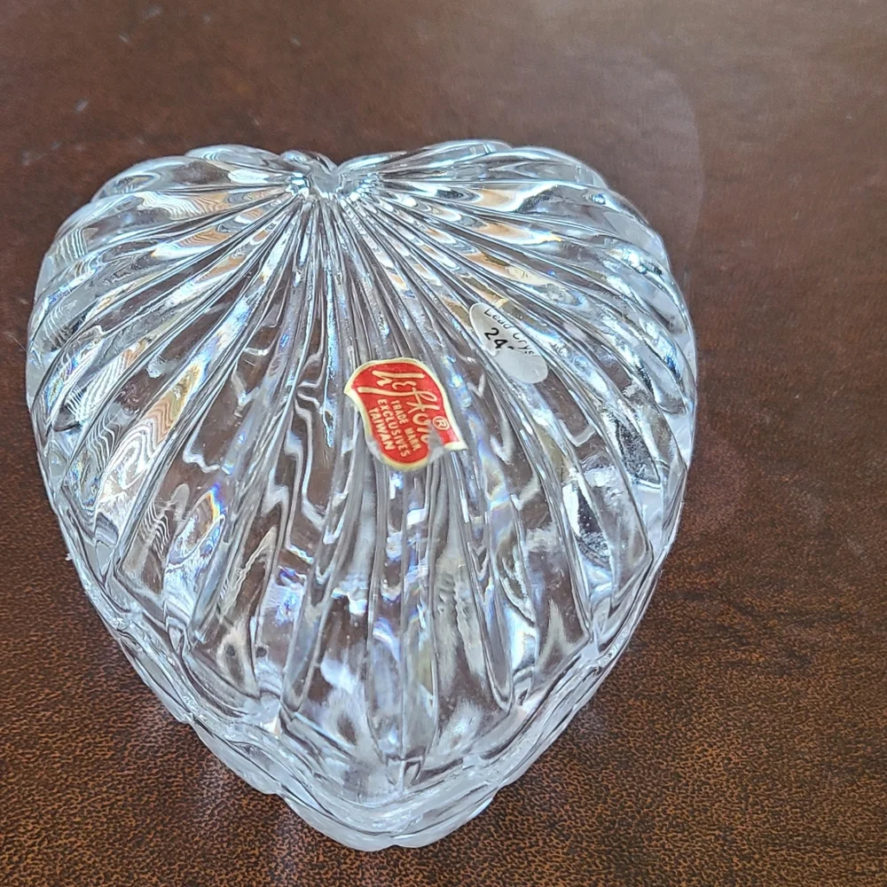 24% lead crystal heart trinket dish with original Lefton sticker❤️