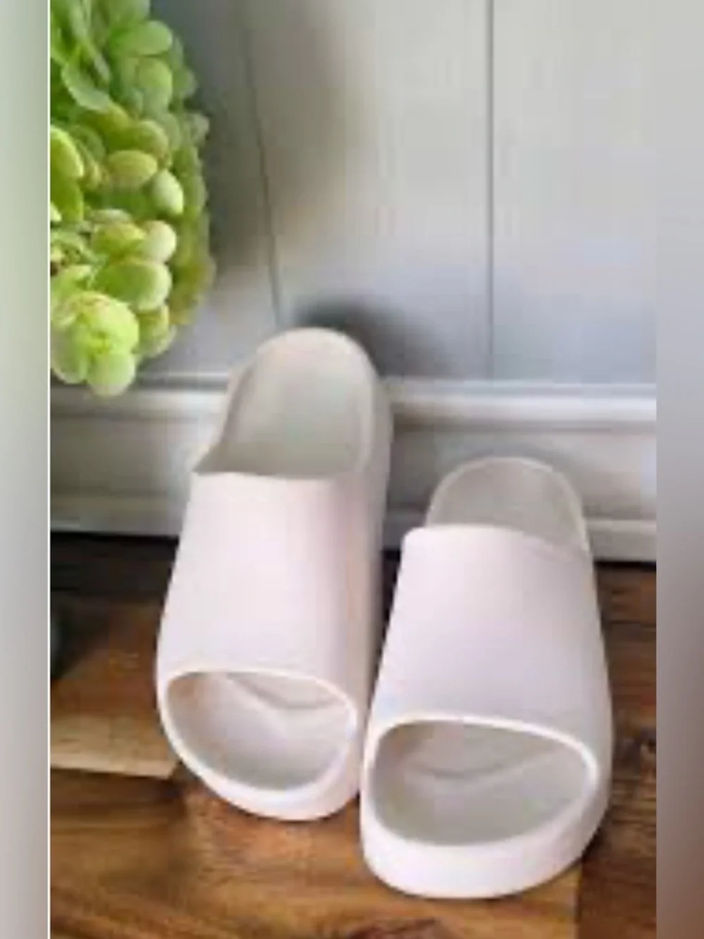 NWT- Youth 2 Art Class off White  Slip on sandals Flip-flop  Beach Waterproof