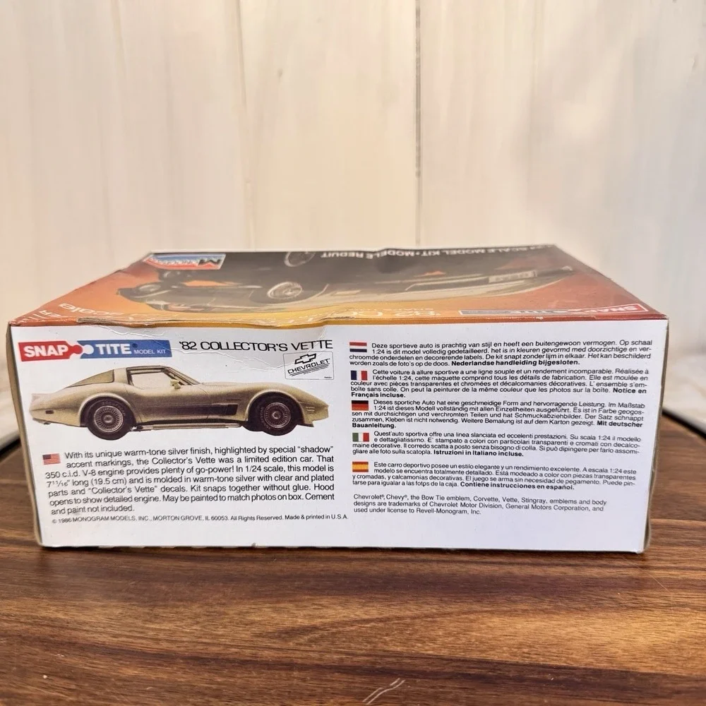 Monogram 1982 Vette Model Kit 1/24 Silver Snap Tite Corvette 1414 Parts