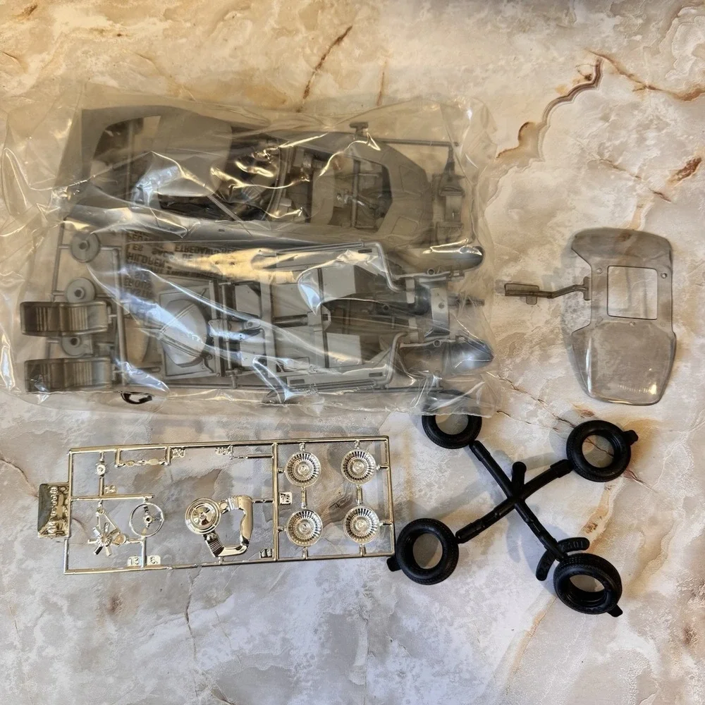 Monogram 1982 Vette Model Kit 1/24 Silver Snap Tite Corvette 1414 Parts
